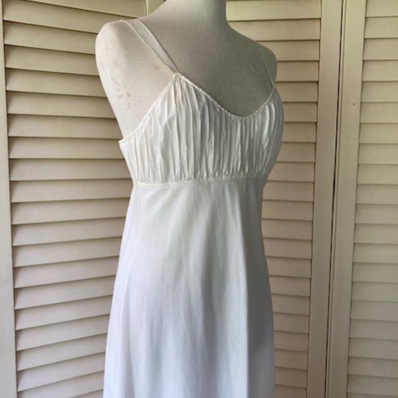 Vanity Fair Floor Length Nightgown~~Slip - Picture 3 of 12